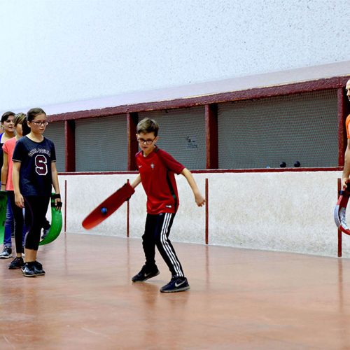 Durant l't 2017, une convention avec la Fdration franaise de pelote basque a permis aux bnficiaires en sjour sur le centre de vacances d'Anglet de sinitier jusqu quatre fois par semaine  une activit sportive et culturelle identitaire : la pelote basque. La pelote plat normment, surtout la chistera, un jeu trs ludique qui se pratique par quipe de deux.